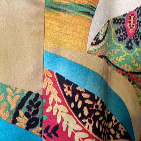 Cachet floral sleeveless blouse with rosette accents - Picture 3 of 6